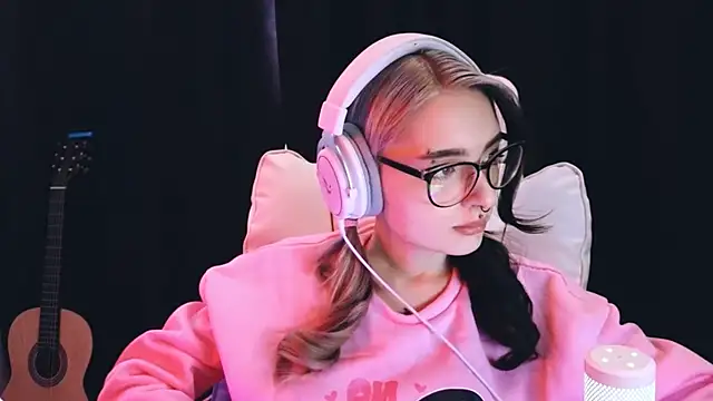 Snapshot of Avi_Nile chatting on February 4, 2025, 2:39 am Avi Nile online show from February 4, 2025, 2:39 am