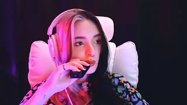 Snapshot of Avi_Nile chatting on February 6, 2025, 2:22 am Avi Nile online show from February 6, 2025, 2:22 am