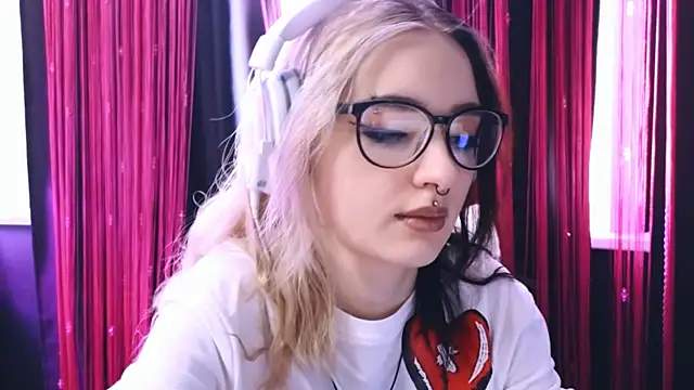 Snapshot of Avi_Nile chatting on February 23, 2025, 2:40 am Avi Nile online show from February 23, 2025, 2:40 am