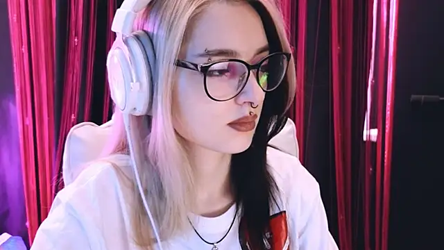 Snapshot of Avi_Nile chatting on February 26, 2025, 2:59 am Avi Nile online show from February 26, 2025, 2:59 am