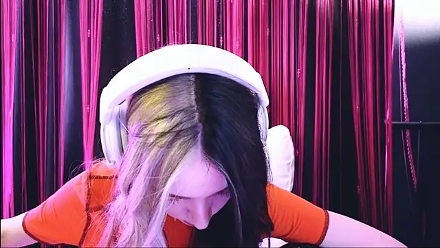 Snapshot of Avi_Nile chatting on March 19, 2025, 4:57 am Avi Nile online show from March 19, 2025, 4:57 am