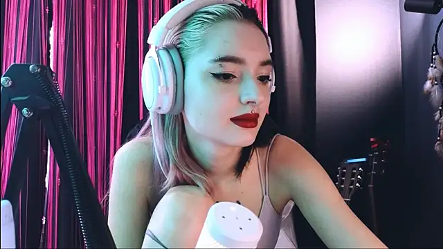 Snapshot of Avi_Nile chatting on September 22, 2025, 4:36 am Avi Nile online show from September 22, 2025, 4:36 am