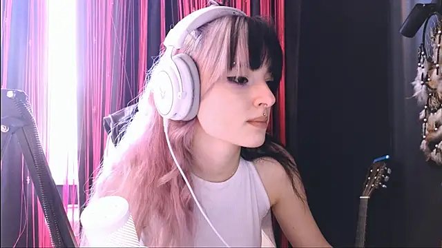 Snapshot of Avi_Nile chatting on October 25, 2025, 5:15 am Avi Nile online show from October 25, 2025, 5:15 am