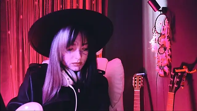 Snapshot of Avi_Nile chatting on November 1, 2025, 4:36 am Avi Nile online show from November 1, 2025, 4:36 am