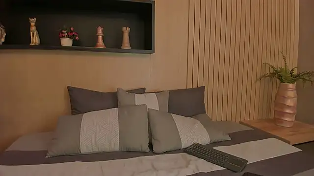 IrisBaker online show from February 18, 2025, 10:47 pm