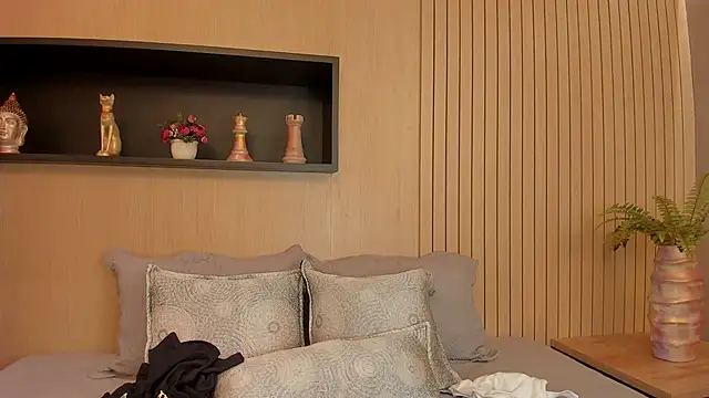 IrisBaker online show from March 19, 2025, 10:31 pm