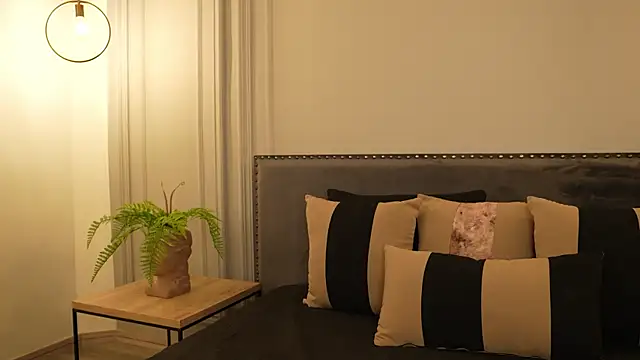 IrisBaker online show from November 3, 2025, 8:54 pm