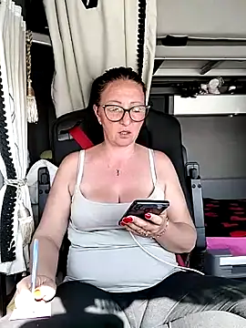 cuplubijoanna online show from April 15, 2026, 1:51 pm