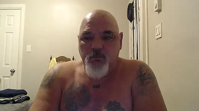 Newfiesausage1972 online show from February 6, 2025, 10:04 am