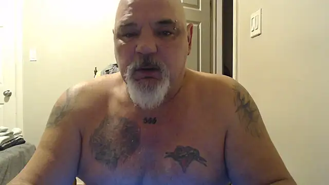 Newfiesausage1972 online show from February 7, 2025, 11:01 am