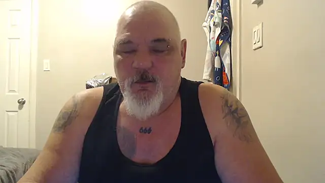 Newfiesausage1972 online show from February 18, 2025, 9:54 am