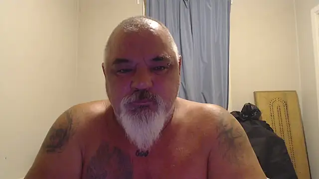 Newfiesausage1972 online show from October 3, 2025, 7:27 am