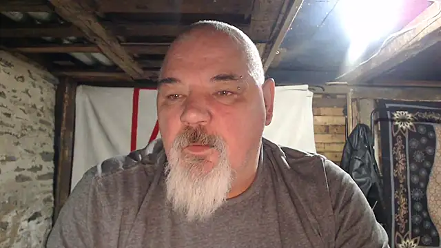 Newfiesausage1972 online show from December 4, 2025, 10:46 am