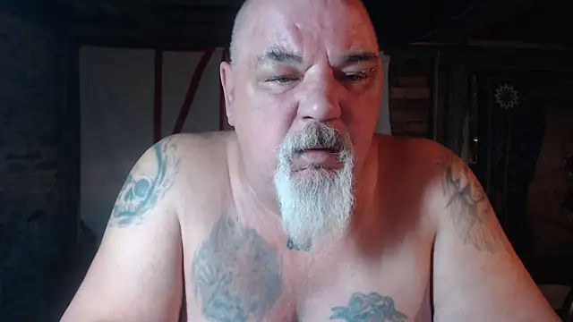 Newfiesausage1972 online show from April 9, 2026, 8:53 am