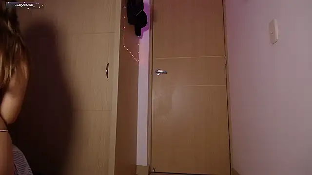 Snapshot of tinysofia_ chatting on January 31, 2025, 2:04 am tinysofia  online show from January 31, 2025, 2:04 am