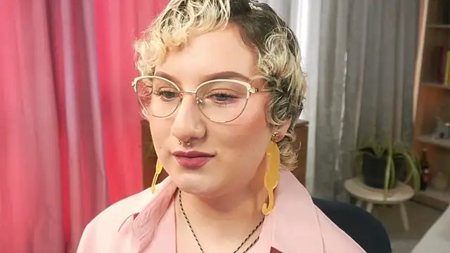 Ximenna Cruz online show from April 13, 2026, 7:19 pm