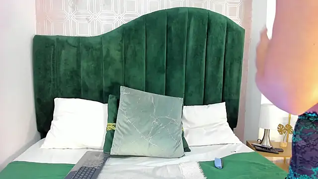 Snapshot of Sara_Desire chatting on October 8, 2025, 3:31 pm Sara Desire online show from October 8, 2025, 3:31 pm