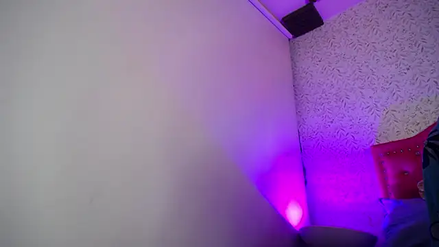 luly pink online show from April 18, 2026, 1:20 am