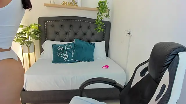 zoe danae  online show from February 22, 2025, 12:19 pm