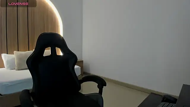 zoe danae  online show from March 27, 2026, 12:27 pm