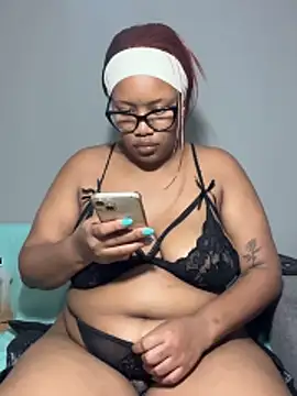 Snapshot of MimiCurves chatting on December 3, 2025, 10:13 am MimiCurves online show from December 3, 2025, 10:13 am