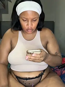 Snapshot of MimiCurves chatting on February 7, 2026, 5:05 pm MimiCurves online show from February 7, 2026, 5:05 pm