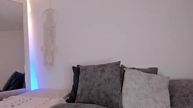 EmmaCollemann online show from December 1, 2025, 9:09 pm