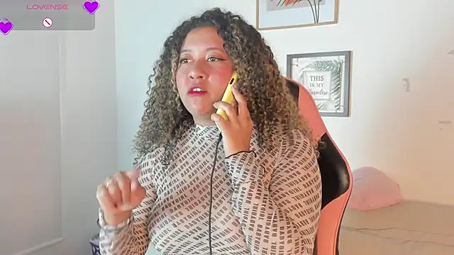 Kenia tompson01 online show from November 13, 2025, 8:52 pm