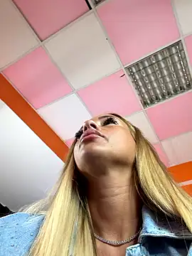 LovingBlondie online show from January 17, 2026, 3:33 am