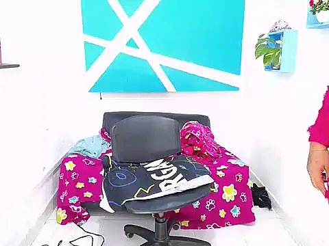 Snapshot of Mady_Kolemam chatting on December 19, 2024, 9:51 am Mady Kolemam online show from December 19, 2024, 9:51 am