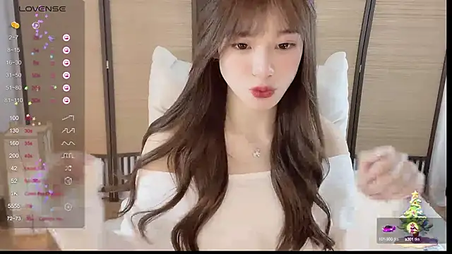 Snapshot of Yuuuuuly chatting on December 17, 2024, 3:28 pm Yuuuuuly online show from December 17, 2024, 3:28 pm