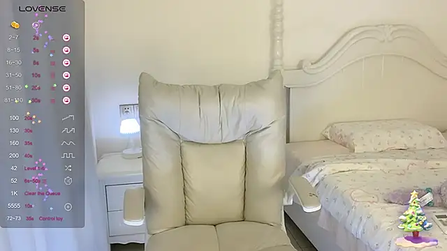 Snapshot of Yuuuuuly chatting on February 28, 2025, 4:20 pm Yuuuuuly online show from February 28, 2025, 4:20 pm