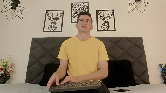 MikaelSlow online show from February 20, 2025, 4:28 am