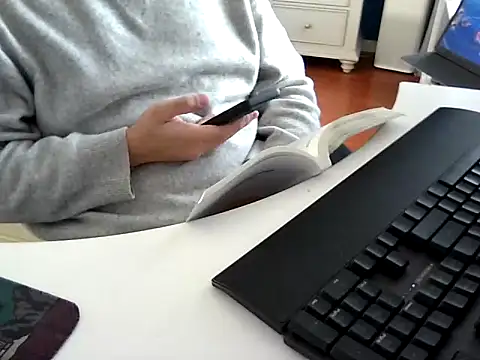 Snapshot of big-pig chatting on January 2, 2025, 12:23 am big-pig online show from January 2, 2025, 12:23 am