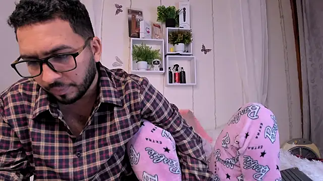 Idara and Edahi01 online show from March 22, 2025, 8:04 pm