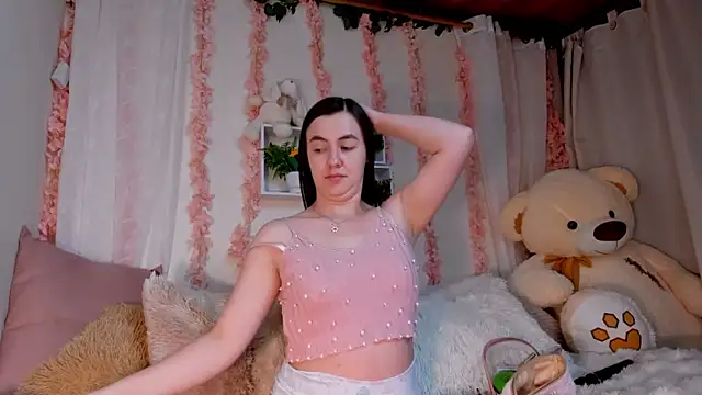 Idara and Edahi01 online show from November 7, 2025, 8:31 pm