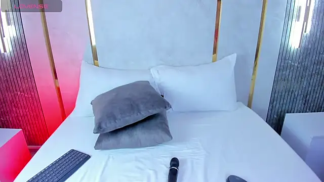 amor smith  online show from November 28, 2025, 3:09 am