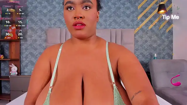 NiiaMoore online show from December 22, 2025, 8:28 pm