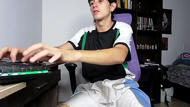 Snapshot of alex_connorr chatting on November 8, 2025, 10:52 pm alex connorr online show from November 8, 2025, 10:52 pm