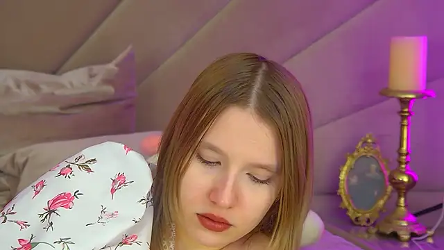 LiliLinn online show from November 11, 2025, 4:34 am