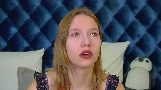 LiliLinn online show from February 3, 2026, 4:43 am