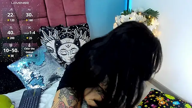 NinaInk online show from February 10, 2025, 4:58 pm