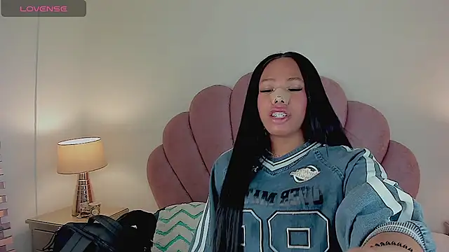 Nicole Paradise online show from October 7, 2025, 12:24 pm