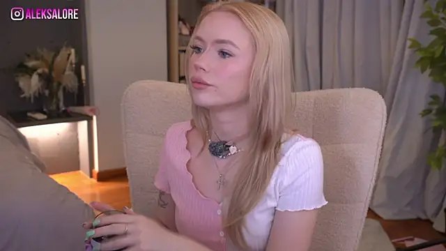 LexieLoree online show from June 10, 2026, 2:56 am