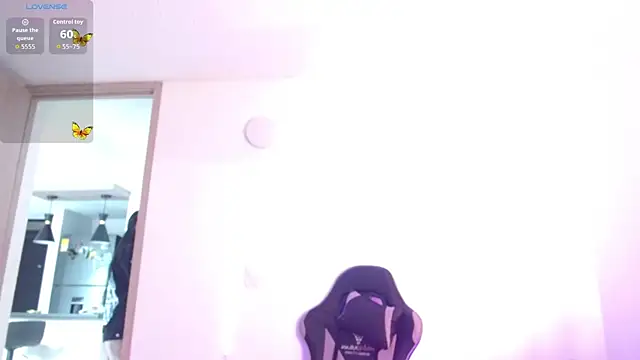 Snapshot of Layna_cold chatting on February 24, 2026, 12:47 pm Layna cold online show from February 24, 2026, 12:47 pm