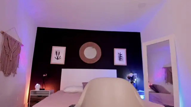 VioletPaket online show from September 10, 2025, 11:32 am