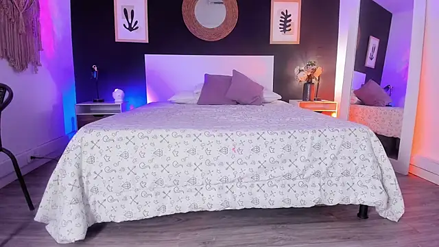 VioletPaket online show from November 14, 2025, 11:53 am