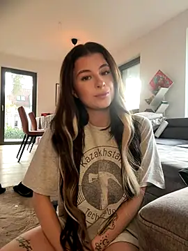 Mia-Minou online show from November 25, 2025, 12:38 pm