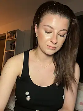 Mia-Minou online show from April 15, 2026, 7:10 pm