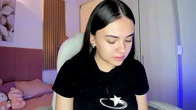 mia nevaeh online show from April 1, 2026, 5:32 pm